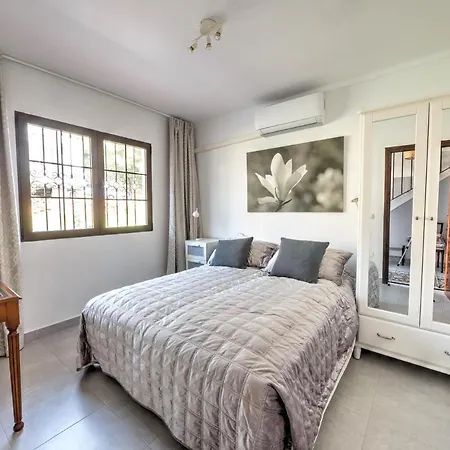 Willa Beautiful Townhouse With Two Terraces In Nerja