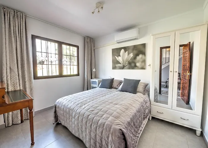 Вилла Beautiful Townhouse With Two Terraces In Нерха